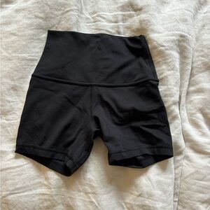 Lulu shorts size 2 4” align high rise